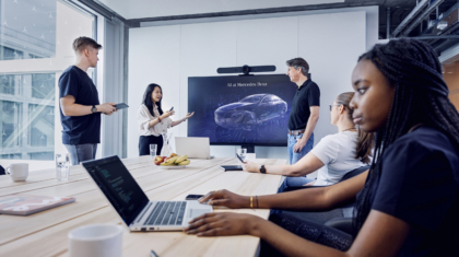 Begleitet wird der flächendeckende Einsatz von KI durch 360-Grad-Lernangebote und eine aktive KI-Community. 

The deployment of AI is accompanied by 360-degree learning offerings and an active AI community.