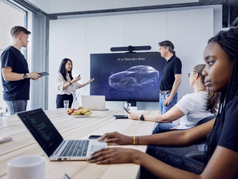 Begleitet wird der flächendeckende Einsatz von KI durch 360-Grad-Lernangebote und eine aktive KI-Community.
The deployment of AI is accompanied by 360-degree learning offerings and an active AI community.